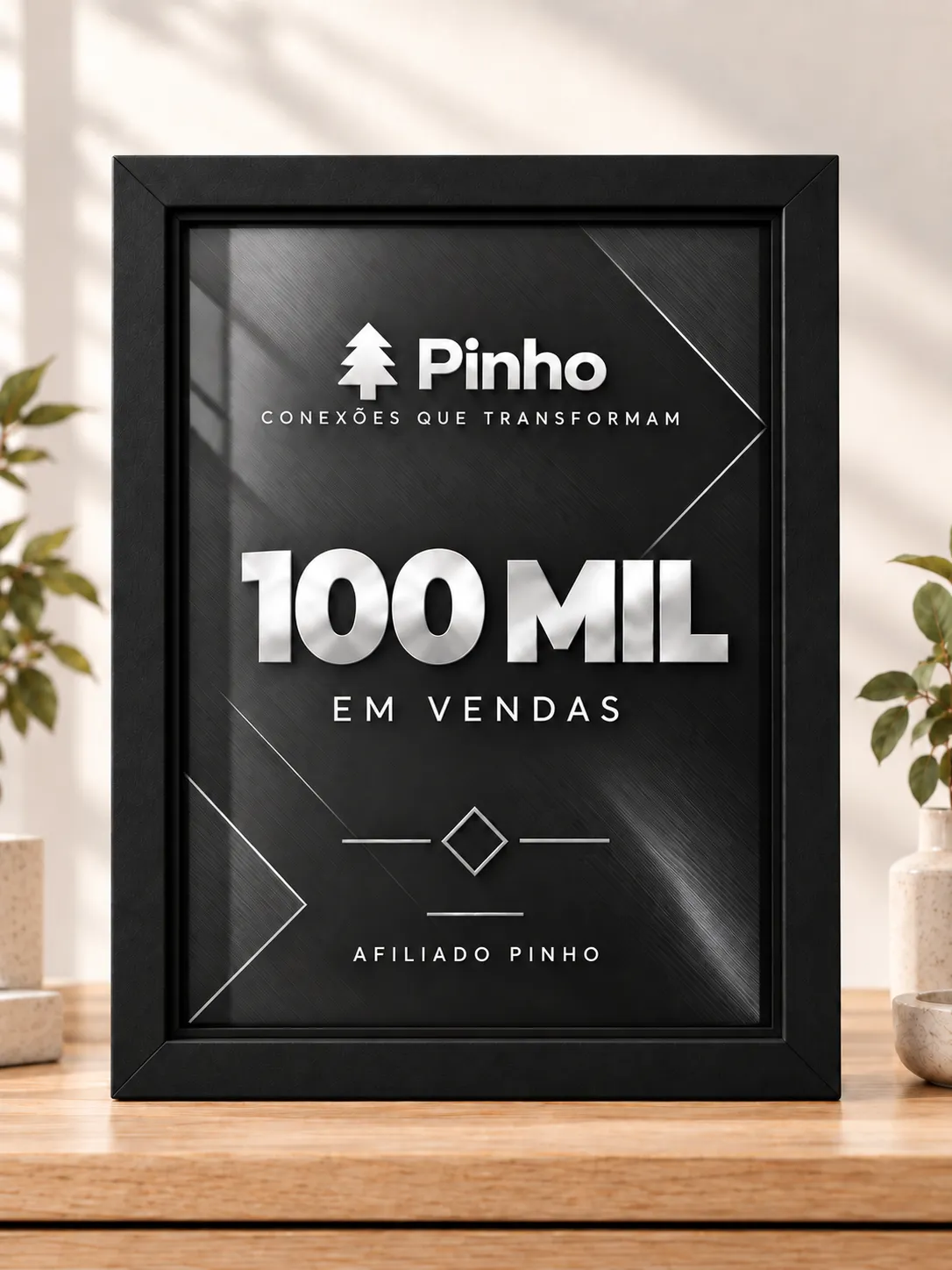 Modelo ilustrativo de placa Pinho com moldura preta e frente de vidro para 100 mil reais em vendas