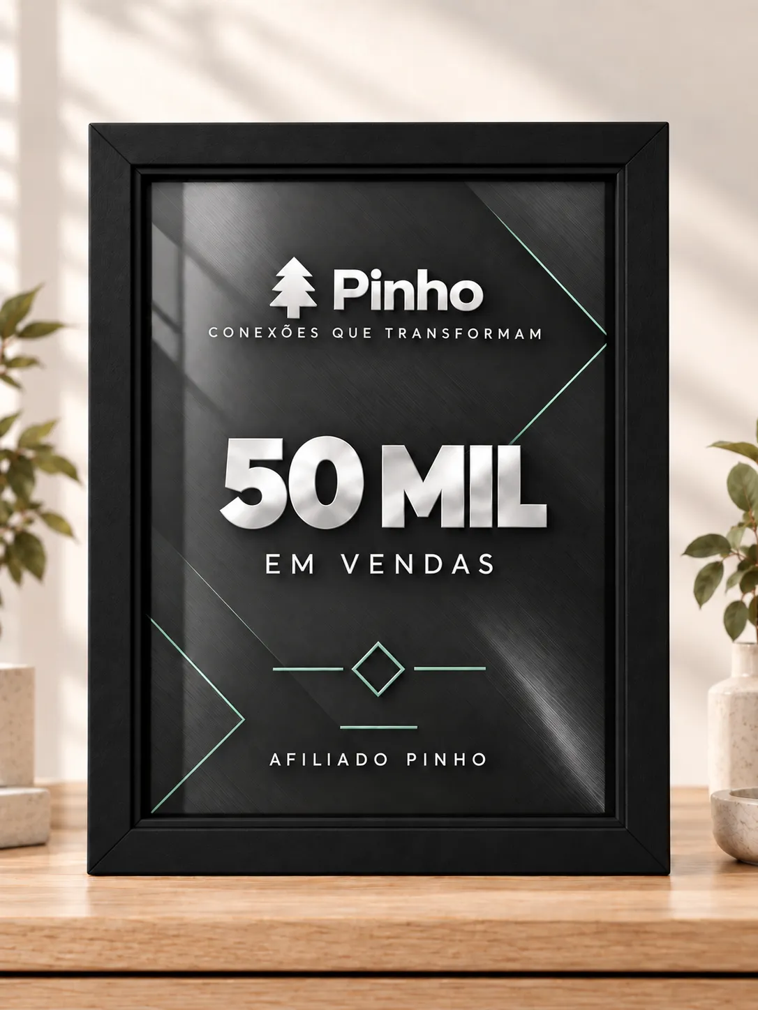 Modelo ilustrativo de placa Pinho com moldura preta e frente de vidro para 50 mil reais em vendas