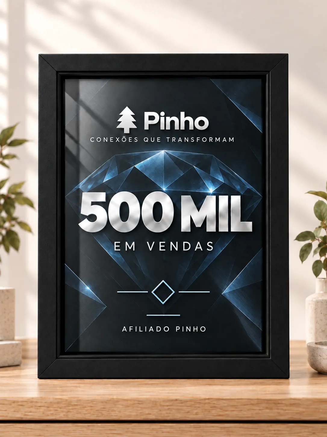 Modelo ilustrativo de placa Pinho de 500 mil reais em vendas, com moldura preta, frente de vidro e arte interna de diamante